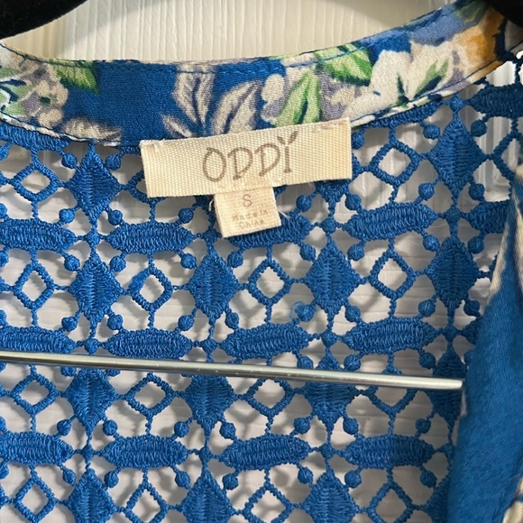 ODDI "CHECK OUT THE BACK" BLUE FLORAL BUTTON DOWN TOP Size Small - Picture 11 of 13